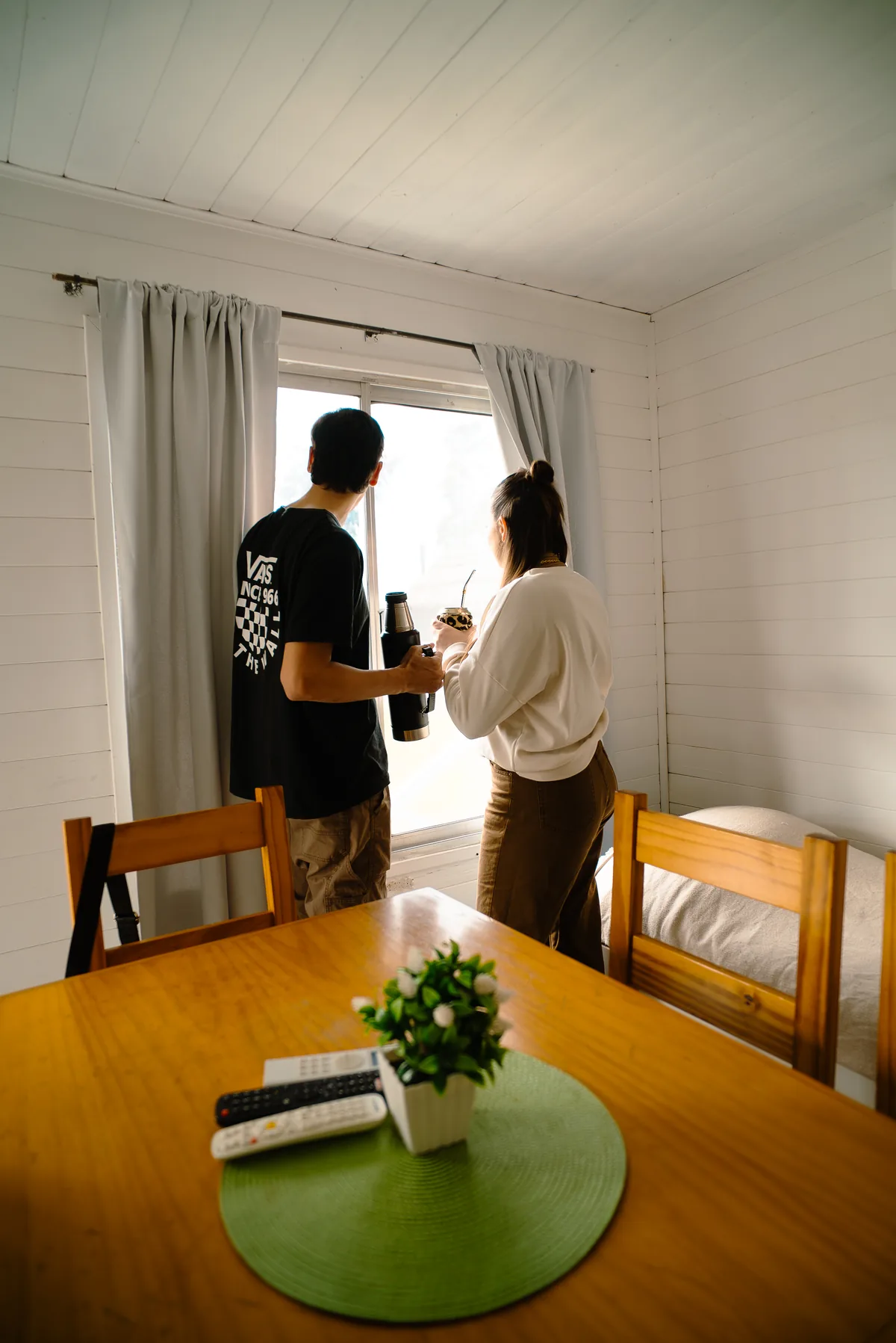 La mesa del comedor de una cabaña, contra el ventanal
