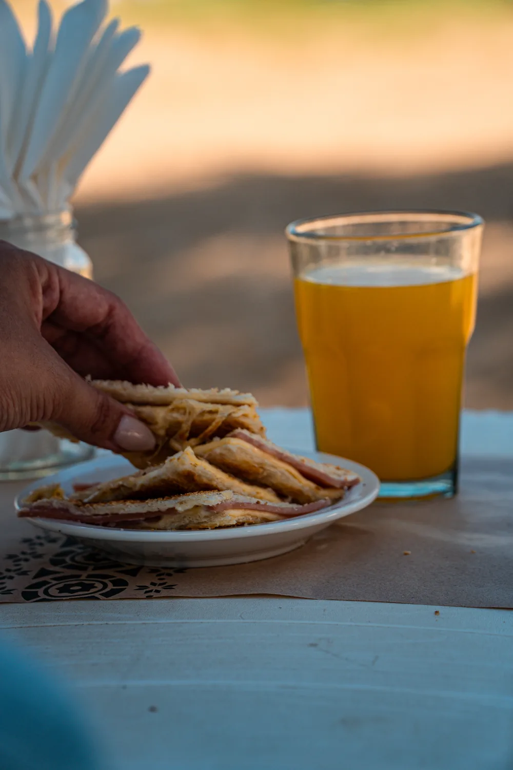 Tostado y jugo recién exprimido frente al río