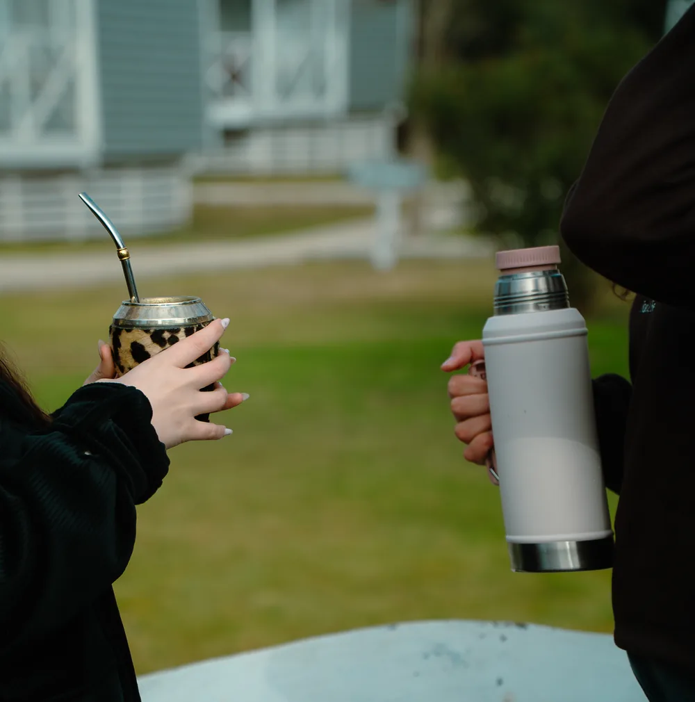 Mate en el parque, entre las cabañas