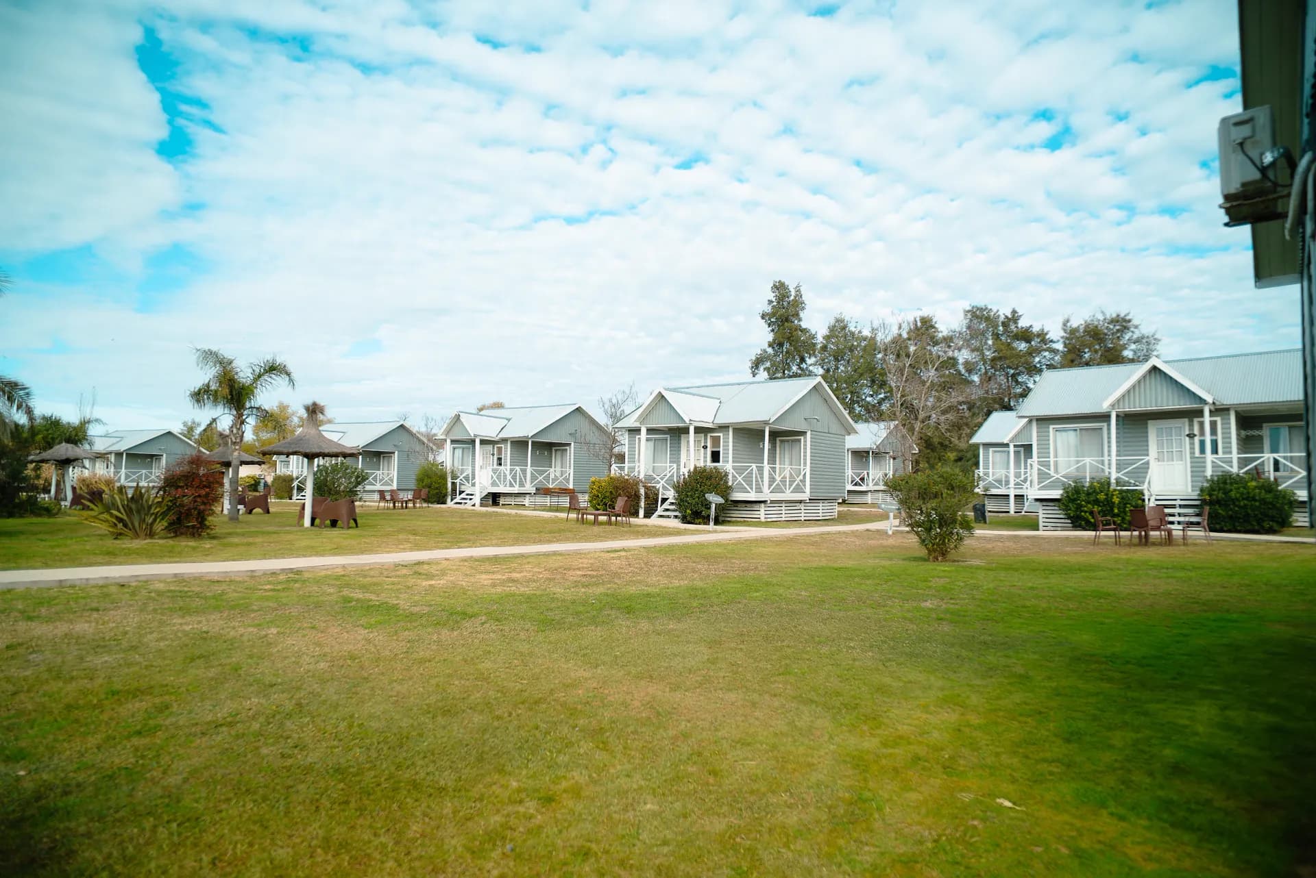 Las cabañas de Portofino entre el verde, frente al Paraná