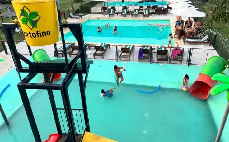 Vista aérea del parque acuático: las piletas, la torre de juegos y el solárium