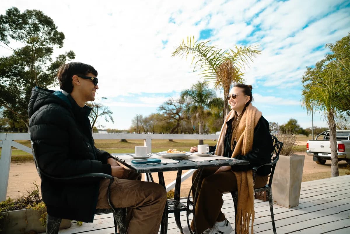 Una mesa en el deck, con el Paraná de fondo